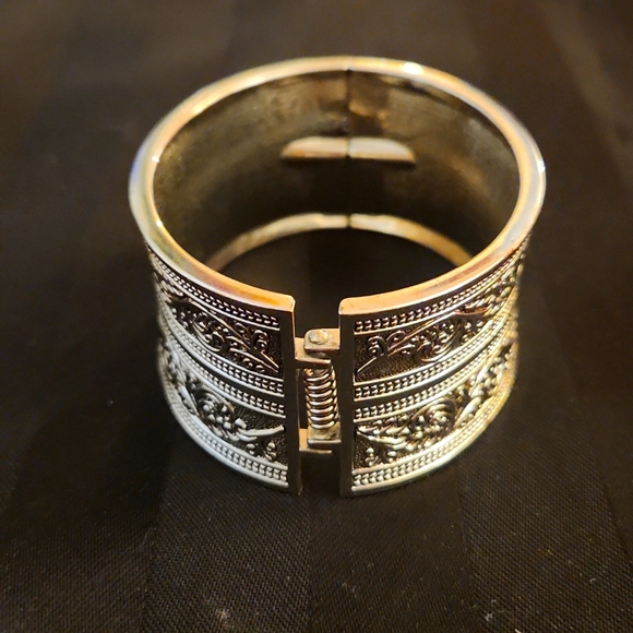 Stunning Scroll Silver Clasp Bracelet - Picture 5 of 6